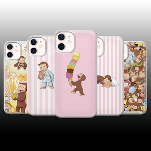 Puede incluir: Una colección de fundas para teléfonos con un mono de dibujos animados. Los diseños incluyen al mono con un gran helado, en pijama con un osito de peluche y durmiendo. Las fundas tienen varios fondos, incluyendo rayas rosas y un estampado floral amarillo.