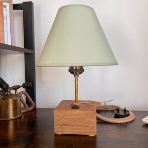 Lampe de table compacte en chêne massif, douille en aluminium, abat-jour et ampoule inclus, finition huilée antique, ensemble d'éclairage en bois fait main