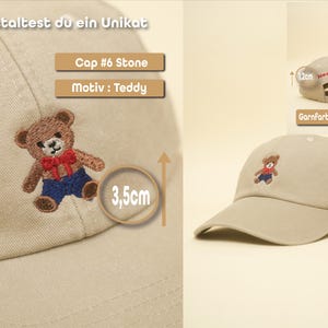 Peut inclure: Casquette de baseball couleur pierre avec un ours en peluche brod&eacute; portant un n&oelig;ud papillon rouge et un pantalon bleu. La casquette a une visi&egrave;re incurv&eacute;e et un motif d'ours en peluche de 3,5 cm de haut. Le texte "Heddy Teddy" est au dos.