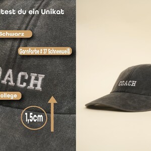 Peut inclure: Casquette de baseball gris fonc&eacute; avec le mot "COACH" brod&eacute; en blanc. La casquette a une visi&egrave;re incurv&eacute;e et un design classique &agrave; six panneaux. Le texte "So gestaltest du ein Unikat" est visible.