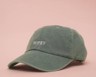 Casquette brodée « Wifey » – Casquette style vintage – Casquette de mariée – Cadeau de fiançailles et de mariage – Accessoires de mariage – Casquette personnalisée