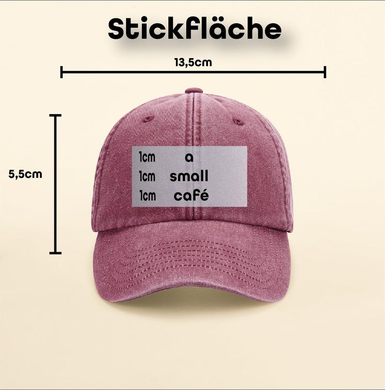 Peut inclure: Casquette de baseball rose poussi&eacute;reux avec une visi&egrave;re incurv&eacute;e. Un patch rectangulaire affiche les mots "a small caf&eacute;". La casquette mesure 13,5 cm de large et 5,5 cm de haut.