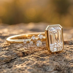 Anillo de moissanita con engaste de talla esmeralda, anillo de compromiso de oro amarillo de 14 quilates, banda de moissanita en racimo, solitario de inspiración vintage, anillo nupcial único