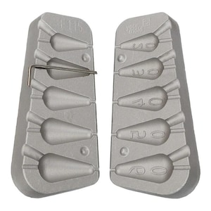 Op de afbeelding: Twee grijze metalen mallen met druppelvormige holtes, elk genummerd. Een klein metalen gereedschap ligt over de mallen. De mallen zijn voor het maken van visgewichten.