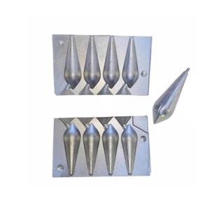 Peut inclure: Deux moules à plombs de pêche en métal argenté, chacun avec cinq cavités en forme de goutte d'eau. Un seul plomb fini est montré à côté des moules. Les moules sont rectangulaires avec des trous de vis.