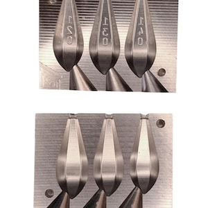 Könnte beinhalten: Zwei Metallformen für Angelbleie. Jede Form hat drei tropfenförmige Hohlräume. Die Gewichte sind mit den Zahlen 420, 430 und 440 beschriftet. Die Formen bestehen aus silberfarbenem Metall vor weißem Hintergrund.