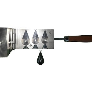 Può includere: Uno stampo in metallo per piombi da pesca con tre cavità a forma di goccia. Un piombo da pesca nero rifinito è appeso sotto. Lo stampo ha un manico in legno e un meccanismo a vite. I pesi misurano circa 3,8 cm di lunghezza.