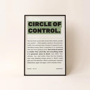 Könnte beinhalten: Ein gerahmter Kunstdruck mit dem Text CIRCLE OF CONTROL in fetten schwarzen Buchstaben auf einem salbeigrünen rechteckigen Hintergrund. Der Text erläutert das Konzept der Kontrolle, unten steht SERIES - NO. 07 und MINDSET.