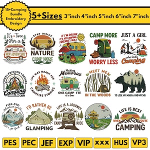 Op de afbeelding: Een verzameling van 15+ borduurontwerpen met campingthema's, met 5+ maatopties van 7.6 cm tot 17.8 cm. Ontwerpen bevatten kampeerscènes, tekst zoals "Camp More" en illustraties van tenten, kampvuren en de natuur.