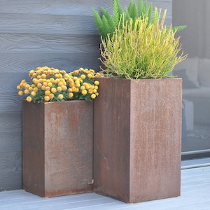 Oakmont Tower Planter - Caja de jardín de metal de acero para decoración del hogar, pedestal para decoración de exteriores y jardinería