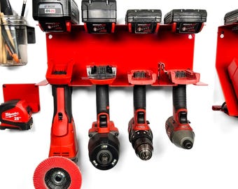 Puede incluir: Un estante de almacenamiento de pared de metal rojo con seis ranuras para guardar herramientas eléctricas. El estante tiene un taladro Milwaukee negro y rojo, un taladro DeWalt negro y rojo, un taladro Ryobi negro y rojo, un destornillador de impacto negro y rojo y un taladro negro y rojo con un accesorio de lijado. El estante también tiene un cargador de batería Milwaukee negro y rojo.