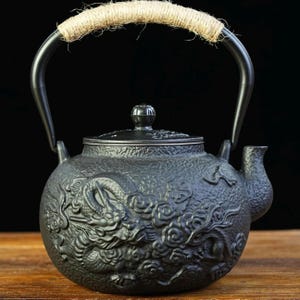 Vintage Style Gusseisen Teekanne mit Infuser: Japanischer Drachenkessel, goldener Messinggriff