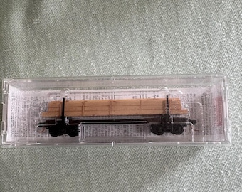 Micro Trains 114 00 080 40’ modern log car with uprights