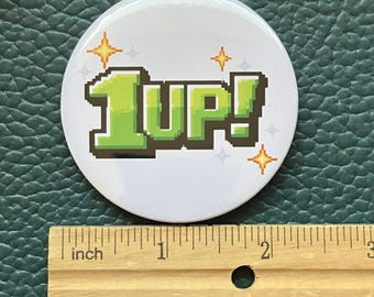 Botón de pin con diseño de píxeles de 1UP / Insignia retro de juego con esmalte brillante