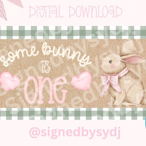 Puede incluir: Banner digital de descarga para cumpleaños con una ilustración de conejito. El banner dice "Some bunny is one" con corazones rosas y un conejito con un lazo rosa. Incluye un globo rosa y el número 1.