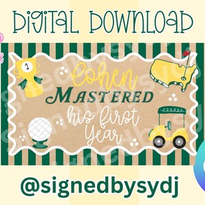 Könnte beinhalten: Digitaler Download-Grafik mit Golf-Thema. Das Design zeigt eine Trophäe, einen Golfball, einen Golfwagen und eine Karte der Vereinigten Staaten mit einer Flagge. Der Text enthält "Cohen MASTERED his first Year" und "@signedbysydj".