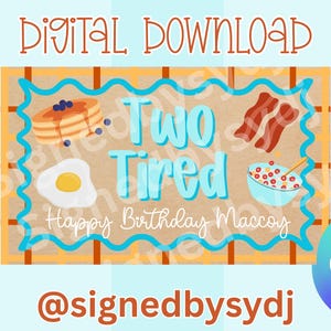 Può includere: Grafica digitale scaricabile con illustrazioni per la colazione: pancake, pancetta, un uovo fritto e cereali. Il testo dice "Two Tired" e "Happy Birthday Maccoy". Il design è su uno sfondo marrone chiaro con un bordo blu e arancione.