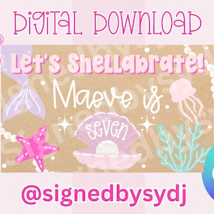 Può includere: Invito digitale con tema sirena. Il design presenta uno sfondo rosa e beige con il testo "Let's shellabrate! Maeve is seven." Include illustrazioni di coda di sirena, stella marina e conchiglia.
