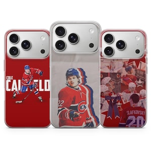 Könnte beinhalten: Drei Handyhüllen mit Hockey-Spieler-Grafiken. Die Hüllen zeigen Bilder von Spielern in roten und blauen Uniformen. Eine Hülle zeigt "COLE CAUFIELD" mit einem Spieler in Aktion. Eine andere zeigt einen Spieler mit der Nummer 22.