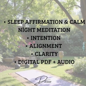 Può includere: Scena di meditazione con testo: Affermazione del sonno e meditazione notturna calma, intenzione, allineamento, chiarezza, PDF digitale + audio. Un tappetino da yoga è sull'erba, con uno sfondo sfocato di alberi e un vaso.