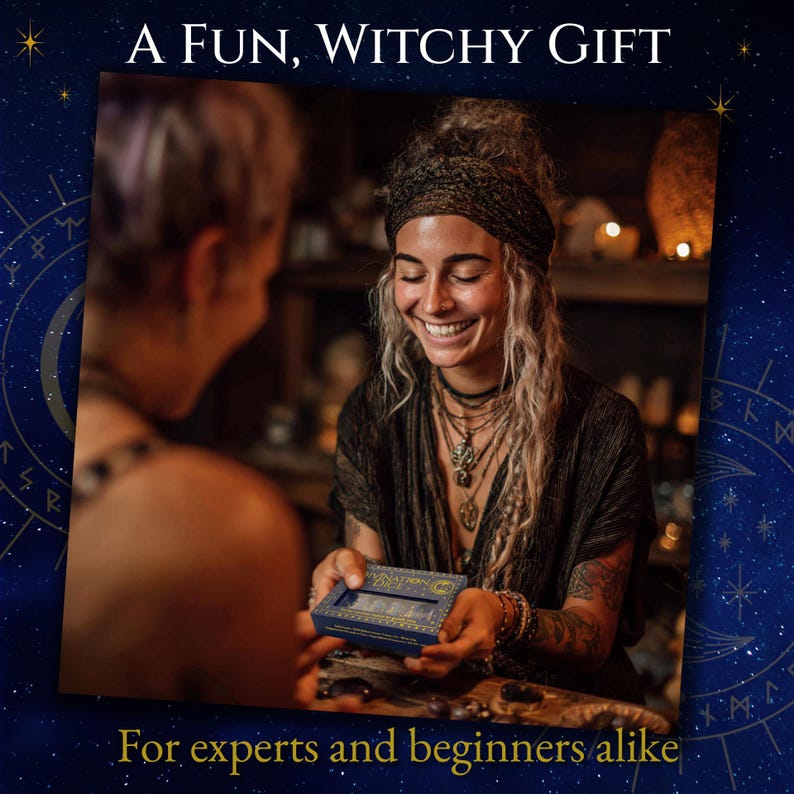 Pode incluir: Uma mulher sorri enquanto segura uma caixa azul com detalhes dourados, rotulada como "Divination". A imagem inclui o texto "A Fun, Witchy Gift" e "For experts and beginners alike". O fundo &eacute; azul escuro com padr&otilde;es de estrelas.