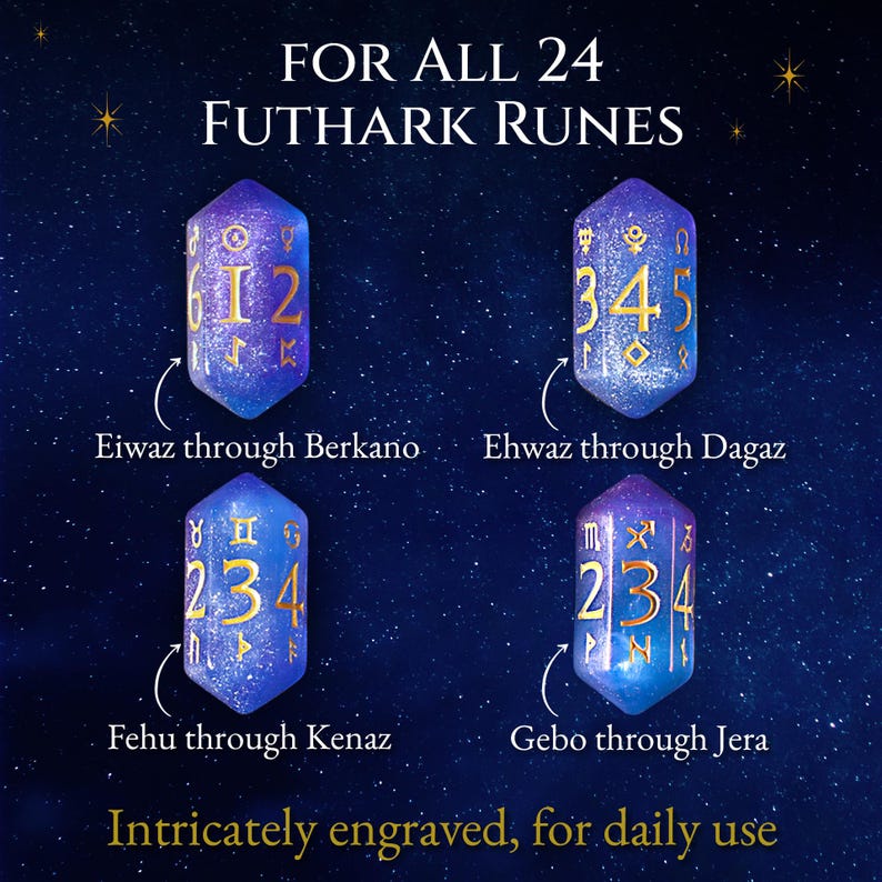 Pode incluir: Quatro dados de runas azuis e roxos com n&uacute;meros e s&iacute;mbolos dourados, cada um com um conjunto diferente de runas. O texto diz "FOR ALL 24 FUTHARK RUNES" e "Intricately engraved, for daily use."