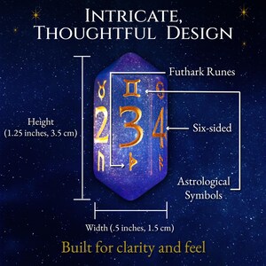 Pode incluir: Um dado azul e roxo de seis lados com n&uacute;meros dourados e s&iacute;mbolos astrol&oacute;gicos. O dado tem 3,5 cm de altura e 1,5 cm de largura. O texto na imagem diz "Intricate, Thoughtful Design".