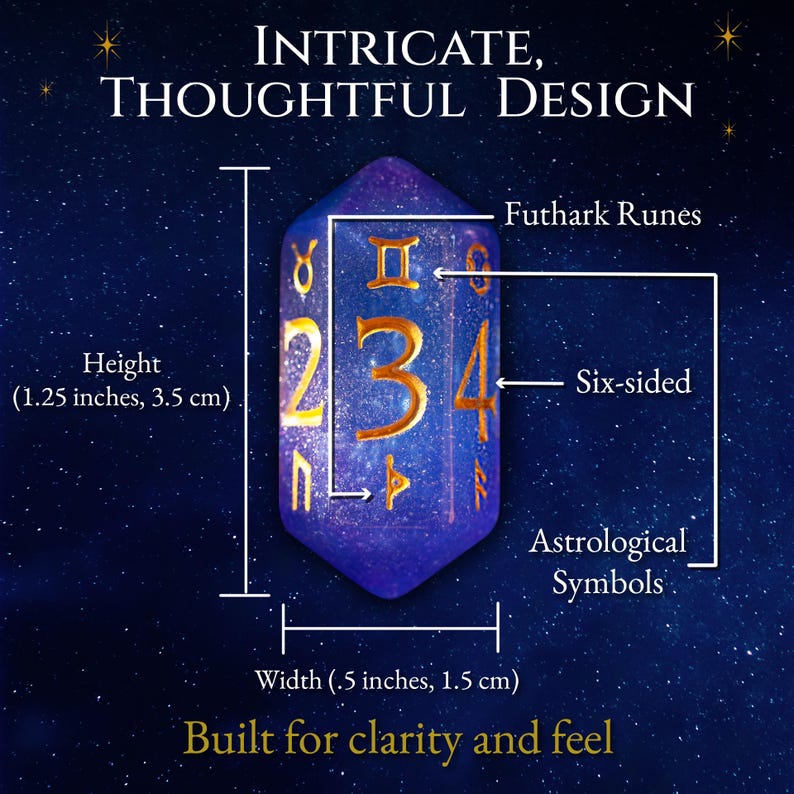 Pode incluir: Um dado azul e roxo de seis lados com n&uacute;meros dourados e s&iacute;mbolos astrol&oacute;gicos. O dado tem 3,5 cm de altura e 1,5 cm de largura. O texto na imagem diz "Intricate, Thoughtful Design".