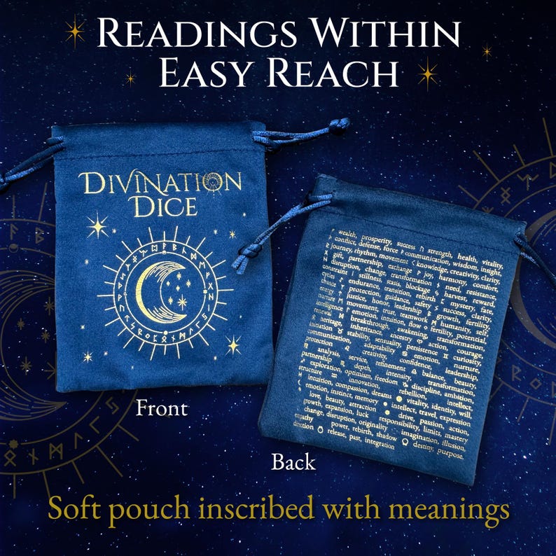Pode incluir: Duas bolsas de veludo azul marinho para dados de adivinha&ccedil;&atilde;o. A bolsa da frente tem as palavras "DIVINATION DICE" e um desenho de lua crescente. A bolsa de tr&aacute;s est&aacute; inscrita com palavras como "sabedoria" e "intui&ccedil;&atilde;o". O texto "READINGS WITHIN EASY REACH" est&aacute; no topo.