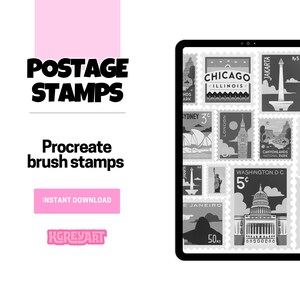 Pode incluir: Um produto de arte digital com um tablet exibindo designs de selos postais em tons de cinza. Os selos mostram marcos de cidades como Chicago, Londres e Washington D.C. O texto à esquerda diz "POSTAGE STAMPS" e "Procreate brush stamps."