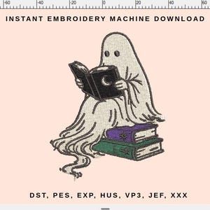 Könnte beinhalten: Ein Stickdesign mit einem Geist, der ein Buch liest und auf zwei gestapelten Büchern sitzt. Der Geist ist weiß mit schwarzen Augen, und das Buch ist schwarz mit einem Mond. Der Text "INSTANT EMBROIDERY MACHINE DOWNLOAD" steht oben.