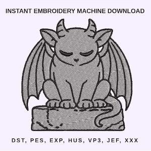 Könnte beinhalten: Ein Stickmaschinen-Design-Download mit einer sitzenden Wasserspeier-Figur mit geschlossenen Augen, Hörnern und Flügeln. Das Design ist in Grau- und Schwarztönen gehalten, mit dem Text "INSTANT EMBROIDERY MACHINE DOWNLOAD" oben und Dateiformaten unten.