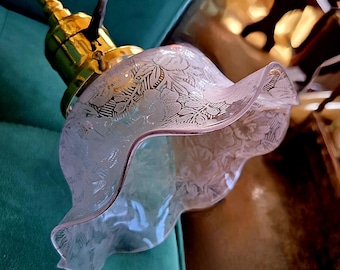 Lámpara de araña antigua de latón con 3 brazos / Lámpara eléctrica antigua / Pantallas de cristal con grabado floral / Iluminación de la década de 1920