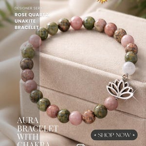 Puede incluir: Pulsera de cuentas de cuarzo rosa y unakita en tonos rosa, verde y marrón, con un dije de loto plateado. La imagen incluye texto que dice "Designer Series Rose Quartz, Unakite Bracelet" y "Aura Bracelet with Chakra Lotus."