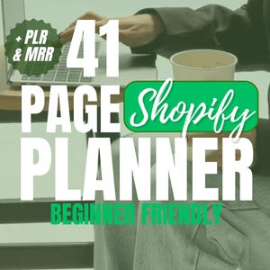 Op de afbeelding: Een laptop staat op een kleine houten tafel met de tekst "41 PAGE Shopify PLANNER BEGINNER FRIENDLY". Een groene badge leest "+ PLR & MRR". Een witte papieren beker staat op de tafel.