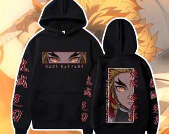 Pode incluir: Moletom preto com capuz com um design de personagem de anime. A frente exibe olhos e texto japonês, enquanto a parte de trás apresenta um retrato do personagem. Detalhes em vermelho e um capuz com cordão completam o design.