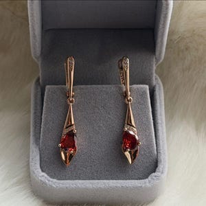 14 Karat Rosegold Pear Cut Lab - Diamant-Rubin-Ohrringe, mit 585RG gestempelt