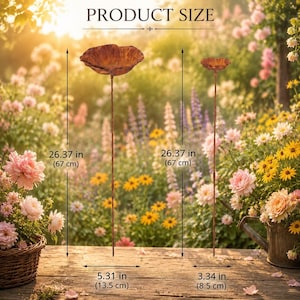 Puede incluir: Dos estacas de jard&iacute;n de metal color cobre con tallos delgados y p&eacute;talos anchos. La cabeza de la flor m&aacute;s grande mide 13,5 cm de ancho, la m&aacute;s peque&ntilde;a 8,5 cm, y ambas estacas miden 67 cm de altura total, tal como se indica en la imagen.