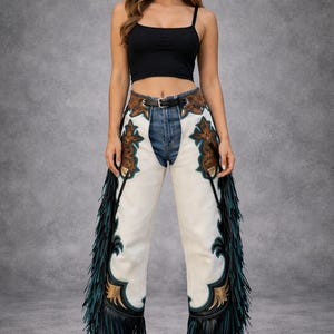 Frauen Western Weiße Leder Chaps mit Fransen, Punziert Design & Cowgirl Stil