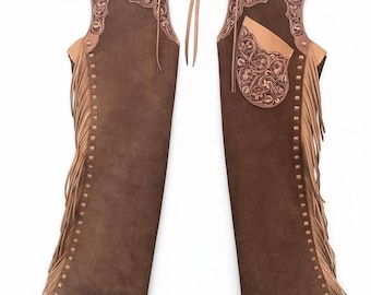 Chaps de cuero estilo western hechos a mano con flecos y detalles florales.