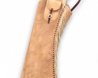 Calças de couro artesanal cor castanho-claro estilo faroeste com franjas, ideais para rodeio e montaria de cowboy.