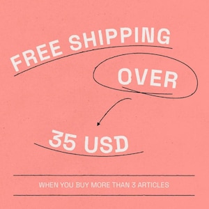 Puede incluir: Gr&aacute;fico de color coral con las palabras "FREE SHIPPING OVER 35 USD" en blanco, con una flecha que apunta a la cantidad. El texto "WHEN YOU BUY MORE THAN 3 ARTICLES" est&aacute; en la parte inferior.