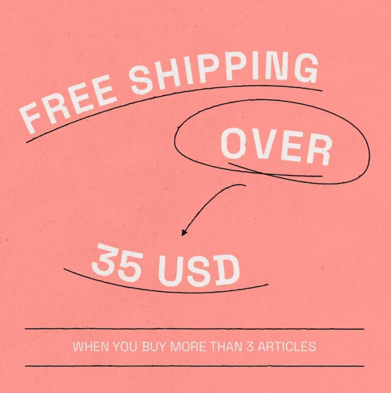 Puede incluir: Gr&aacute;fico de color coral con las palabras "FREE SHIPPING OVER 35 USD" en blanco, con una flecha que apunta a la cantidad. El texto "WHEN YOU BUY MORE THAN 3 ARTICLES" est&aacute; en la parte inferior.