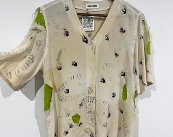 Camisa de béisbol de seda, pintada a mano con agujeros quemados y motivo de hierro