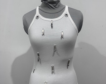 Camiseta sin mangas de algodón gris con canalé y bolsillos de mezclilla y ojales