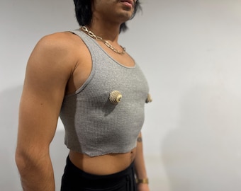 Camiseta corta de tirantes de punto acanalado de algodón gris con detalles de botones anatómicos.