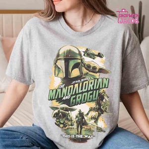 Camiseta vintage de Star Wars con el Mandaloriano y Grogu, camiseta de Grogu el cazarrecompensas, camiseta de Star Wars estilo años 90, camiseta de regalo para fans de Star Wars. imagen 4