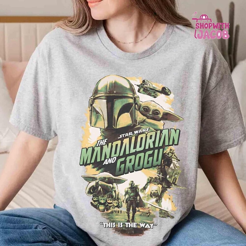 Camiseta vintage de Star Wars con el Mandaloriano y Grogu, camiseta de Grogu el cazarrecompensas, camiseta de Star Wars estilo años 90, camiseta de regalo para fans de Star Wars. imagen 4