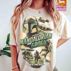 Camiseta vintage de Star Wars con el Mandaloriano y Grogu, camiseta de Grogu el cazarrecompensas, camiseta de Star Wars estilo años 90, camiseta de regalo para fans de Star Wars. imagen 1
