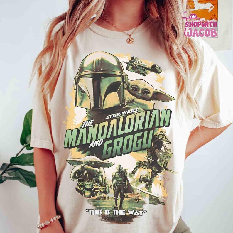 Camiseta vintage de Star Wars con el Mandaloriano y Grogu, camiseta de Grogu el cazarrecompensas, camiseta de Star Wars estilo años 90, camiseta de regalo para fans de Star Wars. imagen 1